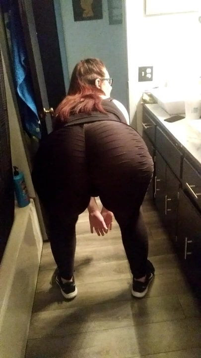 My baby sexy ass in yogas
