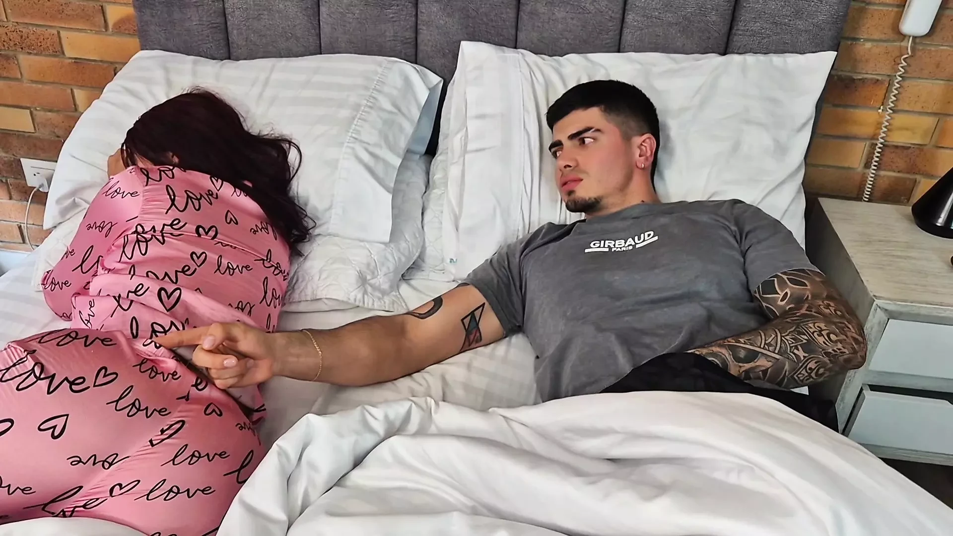 Condividere il letto con la ragazza del mio migliore amico - è così troia che mangio quella figa rosa