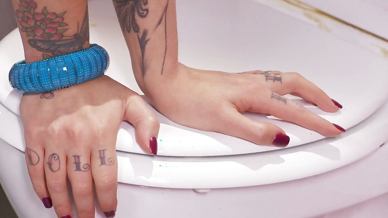 Chica encantadora da mamada y luego toma polla del gloryhole