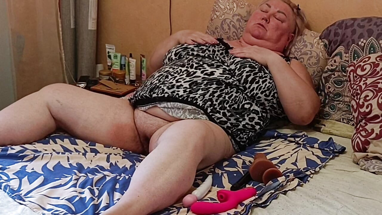 stepmom with big pussy masturbates with toys