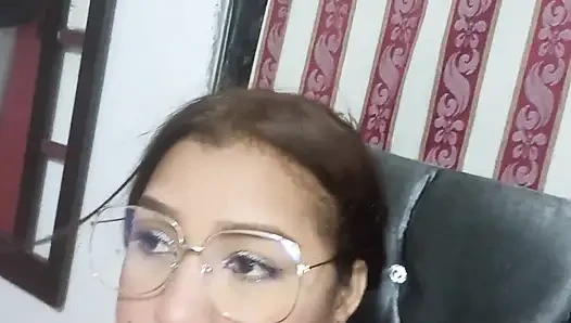 Cewek semok latina dengan kacamata lagi asik nyepong kontol besarku