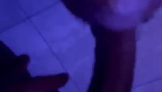 O büyük yarağı emiyor