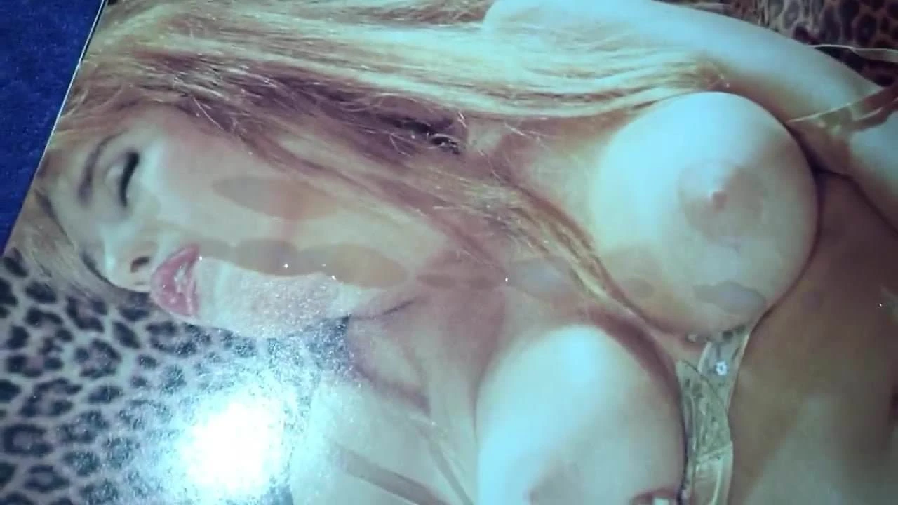 Settima sborrata sulla rivista porno dei miei amici