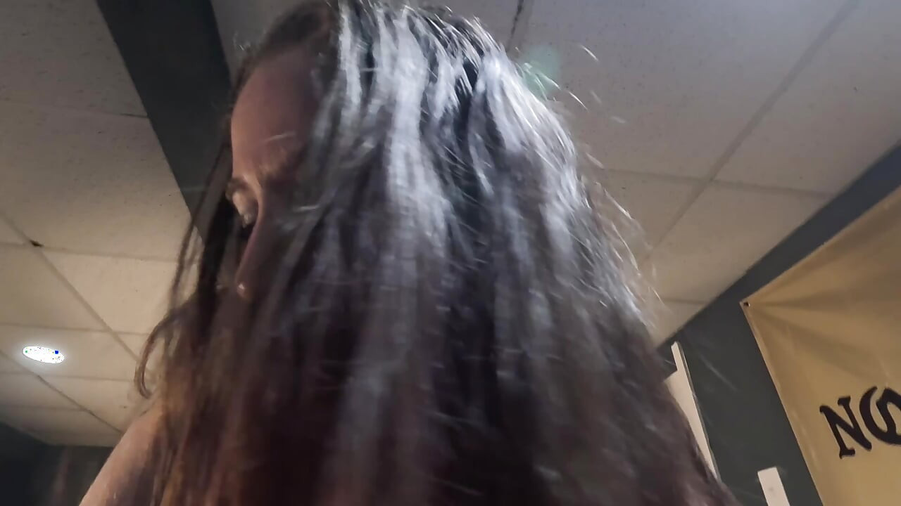 在同一张床上时操妻子的热辣朋友的屁股