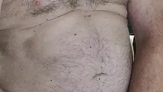 Yalnız erkek el fenerini sikiyor ve dölü kenarda tutuyor