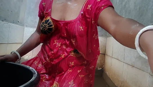 Indian bhabi Nahate huye cht me ungli krte huye || bangali boudi bathing ||