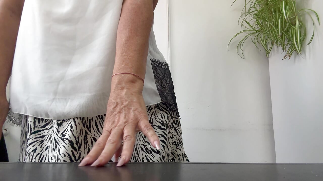 Die geile stiefmutter Michelle steckt ihre sexy füße in high heels auf dem schreibtisch.