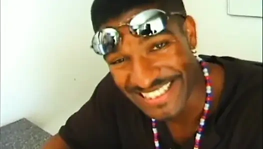 Schwarzer und weißer vierer-muschi fickt großen schwarzen schwanz, lutscht