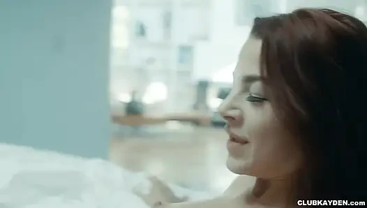 Kayden Kross ateşli lezbiyen videosunda Evelin Stone'un sikini yiyor