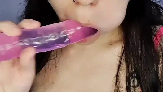 Gerçekten ıslanıncaya kadar dildomu amcığıma sokmayı seviyorum