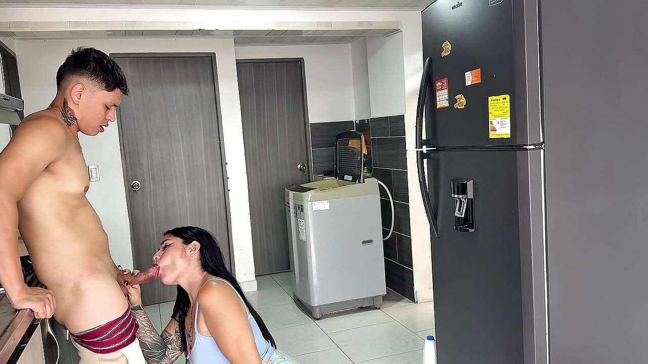 Tattooed Latina seduces pizza delivery man