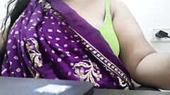 Desi, indisches geiles Mädchen verführt Sari beim Strippen für ihren Freund vor der Webcam…