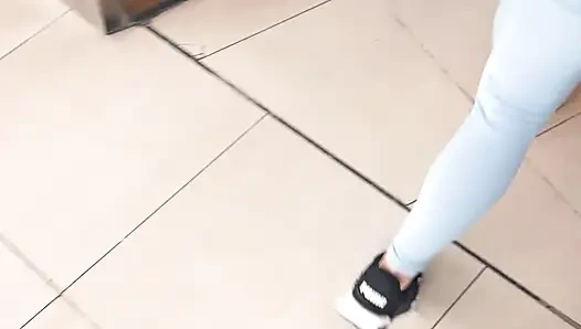 Она хотела сделать мне минет в ванной торгового центра