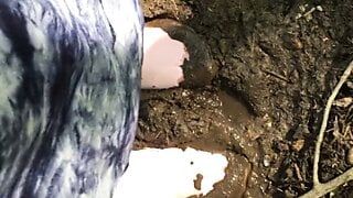 Lichtroze afgespoten cd -voeten in de modder