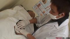 Asiatisk twunk uppfödd av medic efter tugjob och dick examen