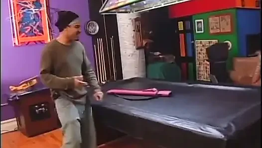 Büyük yüze boşalmalı bu güzel genç zenci prenses için bilardo masası sikiliyor