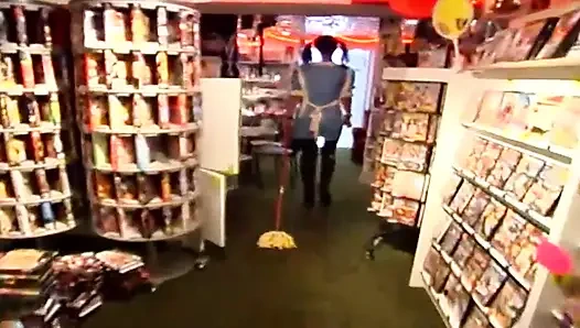 Горничную-брюнетку связали