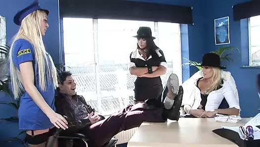 Fickparty mit drei Milf - ficken blasen und dildo spielchen mit den notg...