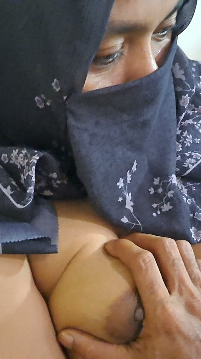 A woman in a hijab is masturbating on the sly. | Clip 1