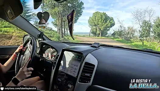 Wanita 18 tahun; Kami ngentot anal hot di depan umum sambil menggeliat ke mobilnya!!