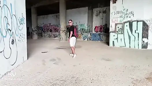 Cowok mesum nunjukin kontolnya di depan umum dan aku nggak bisa menahan diri untuk ngentot di gedung bekas