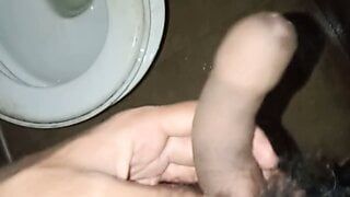 Huisbaas met grote pik neukt de Aziatische knaller in de badkamer