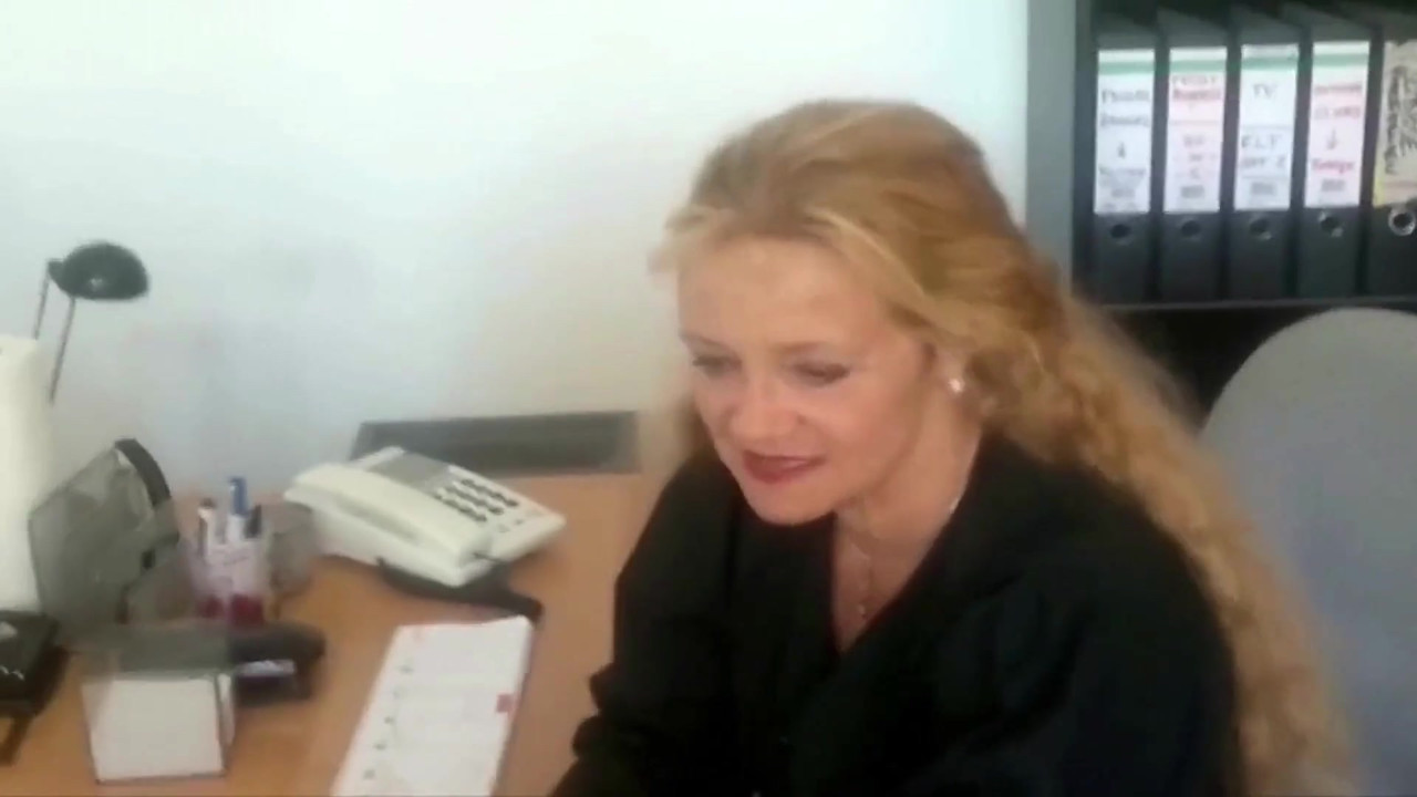 フランスの精液を食べるビッチがオフィスで二人のチンコを喜ばせなきゃいけない