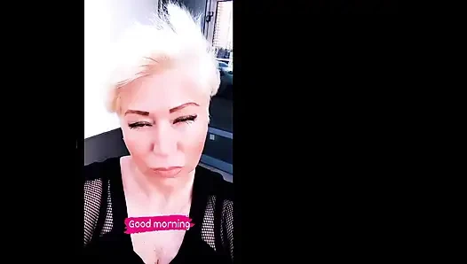 Eine camgirl-ehefrau fickt sich wütend mit einem dildo in einem sessel, während ihr schriftsteller-ehemann auf dem balkon raucht ...))