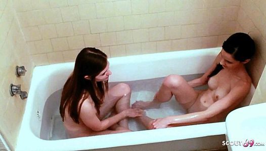 她发现她瘦小的继妹在洗澡时赤身裸体，并勾引她做女同性爱