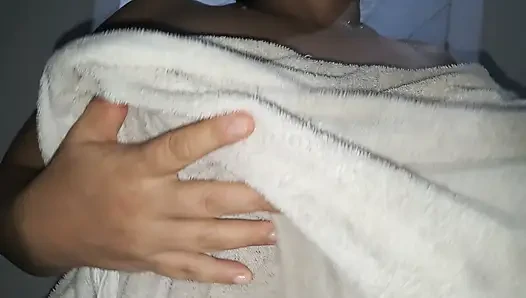 Ich komme an und finde meine frau unter der dusche, die sich berührt