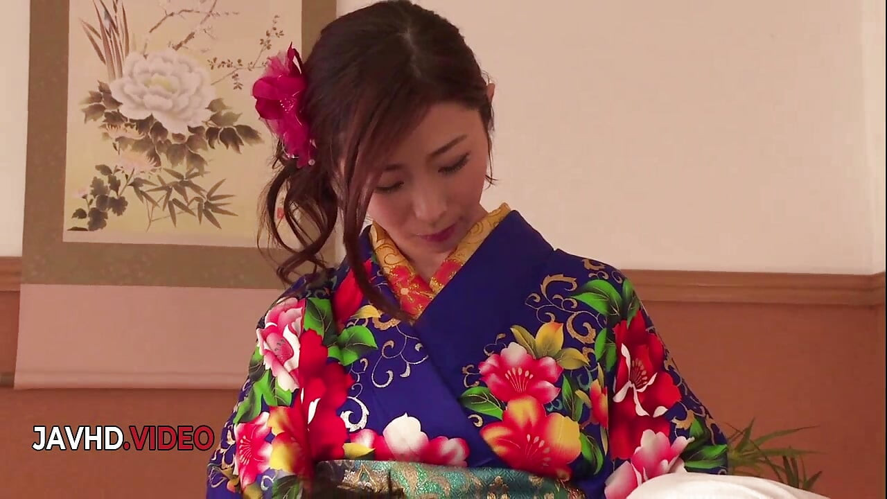 Ayumi Shinoda Sizzles în kimono cu spectacol de muie jaw-dropping în direct pe cameră