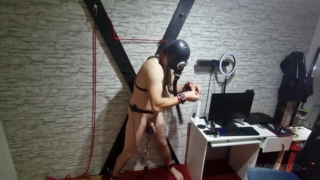 Madura dominatrix controla atada esclava de máscara de gas