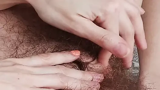 Orgasme wanita yang memuaskan dengan erangan. Masturbasi dengan jari-jarinya di klitoris