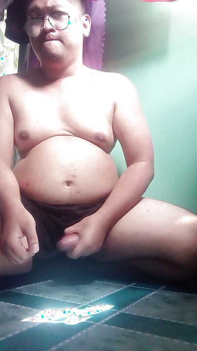 Stocky bear masturbating at his room.