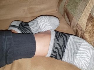 Dacaptainandmimosa in ihren Füßen ist sexy, sogar in Socken