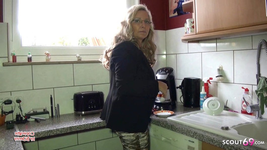 Mega Titten MILF vom Chef auf Arbeit zum Sex gezwungen