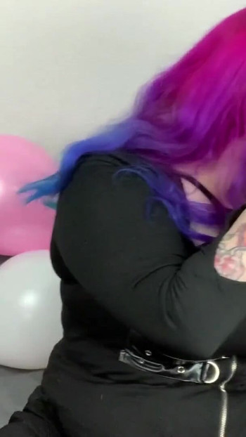 רגע בלתי נשכח מתוך "Balloon: Blow to Pop with German Goth Abby Strange - Looner"