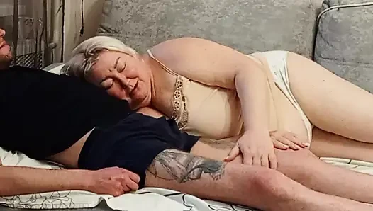 Ibu tiri yang tak pernah puas mengisap kontol dan menelan air mani