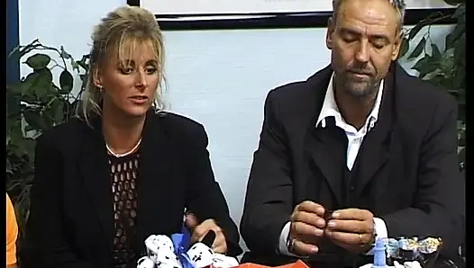 Sarışın Alman sürtük sandalyede yarağa biniyor