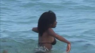 Schwarze Mädchen in Badeanzügen feiern, schwimmen und zeigen ihren Körper
