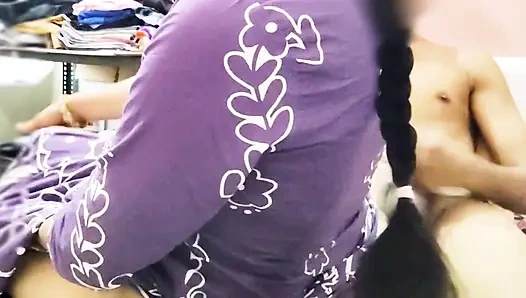 Hintli desi yenge en sevdiği sikiş pozisyonu sadece büyük desi lund yarakla domaltarak.