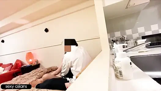 Eine frustrierte schlanke verheiratete frau gab einer geheimen affäre in ihrem eigenen haus nach