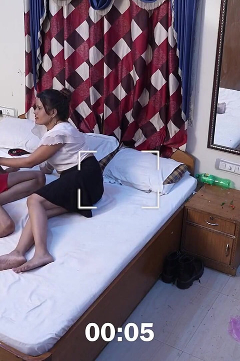 Lütfen ses çıkarma! Patronun karısını önünde sikiyor