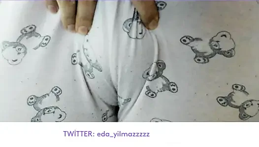 CAMELTOE- MEMEK BENGKAK- MASTURBASI DENGAN PIYAMA