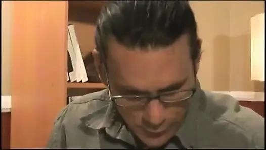 Sürtük sarışın misyoner ve domaltarak emiyor ve sikiliyor