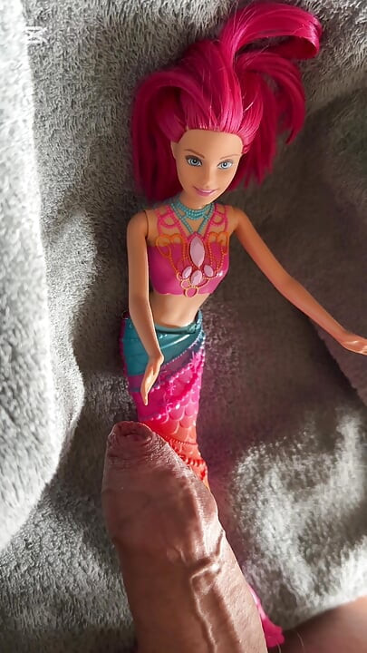 Svršavanje na Barbie Sirena lutku