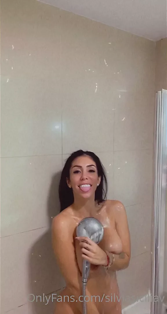 SSicilia totally naked un shower