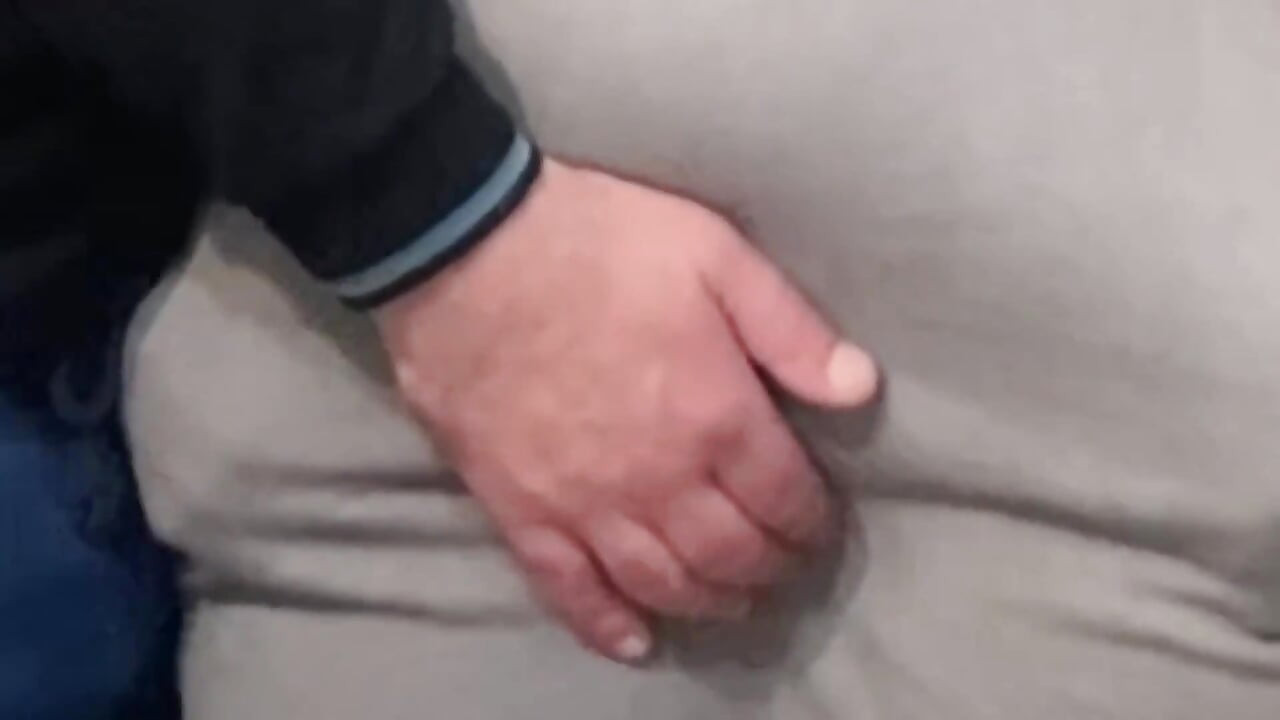 붐비는 지하철에서 손가락으로 털이 무성한 보지