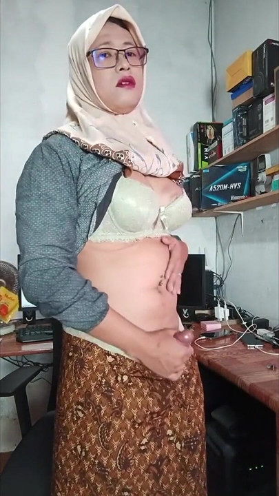 Masturbating Hijab Ladyboy Cums