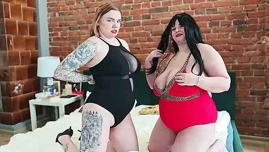 Büyük memeli iki üniversiteli kız sigara içiyor ve çift dildoyla birbirini sikiyor.